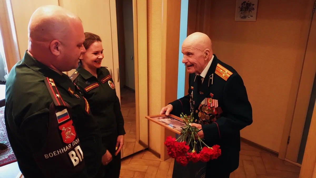 Фото В Нововсибирске сотрудники военной полиции поздравили 99-летнего ветерана с Днем Победы 2